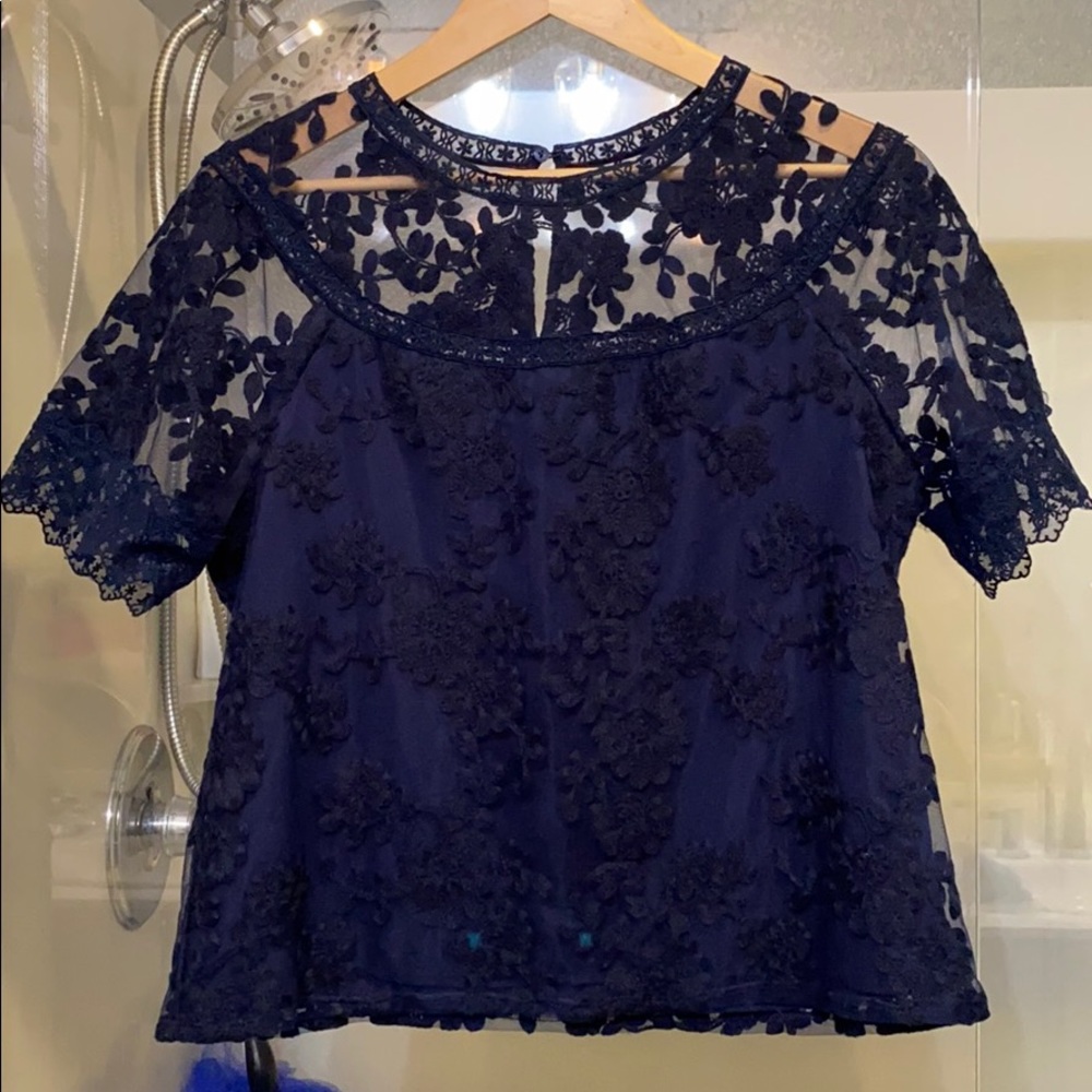 Beautiful lace Laundry top. Size m